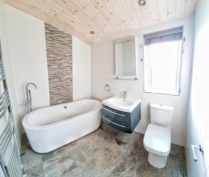 Skyline Lodge Loch Lomond Castle Lodges Balloch Extérieur photo